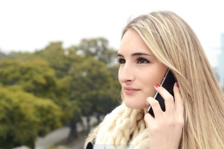 Celulares destacados de 2025 exhibidos sobre una mesa