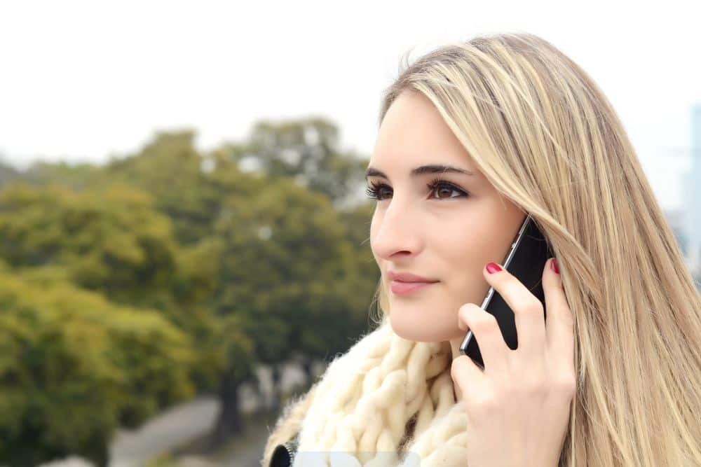 Celulares destacados de 2025 exhibidos sobre una mesa
