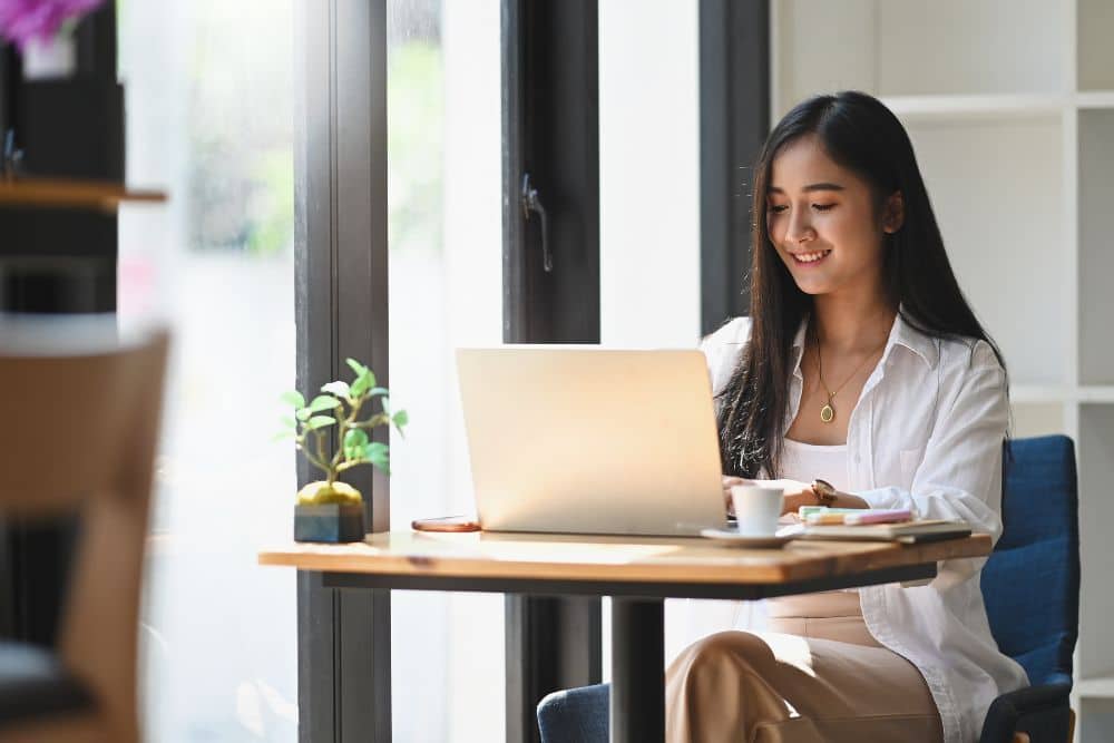 Laptop en uso con batería optimizada y configuración ajustada