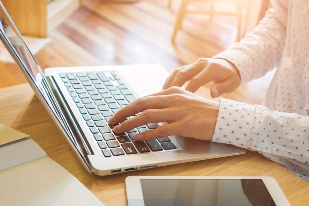 Notebooks modernas listas para usar sobre un escritorio