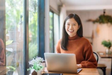 Estudiante usando notebook liviana y potente para clases