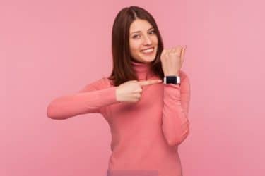 Smartwatch con diseño moderno mostrando funciones en pantalla