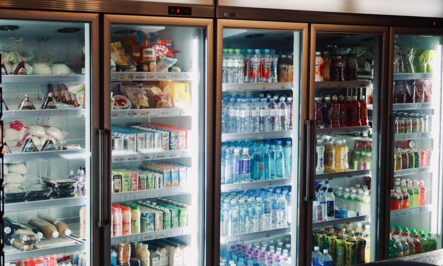 Bebidas y snacks organizados en heladera
