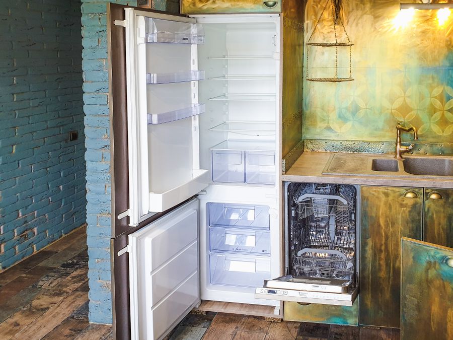 Heladera moderna en cocina contemporánea