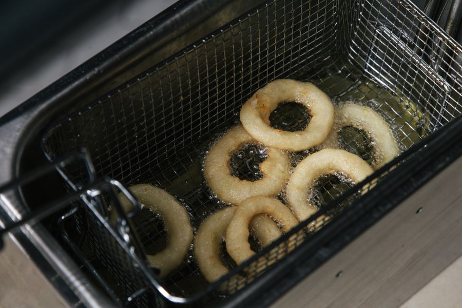 Aros de cebolla fritos en freidora tradicional