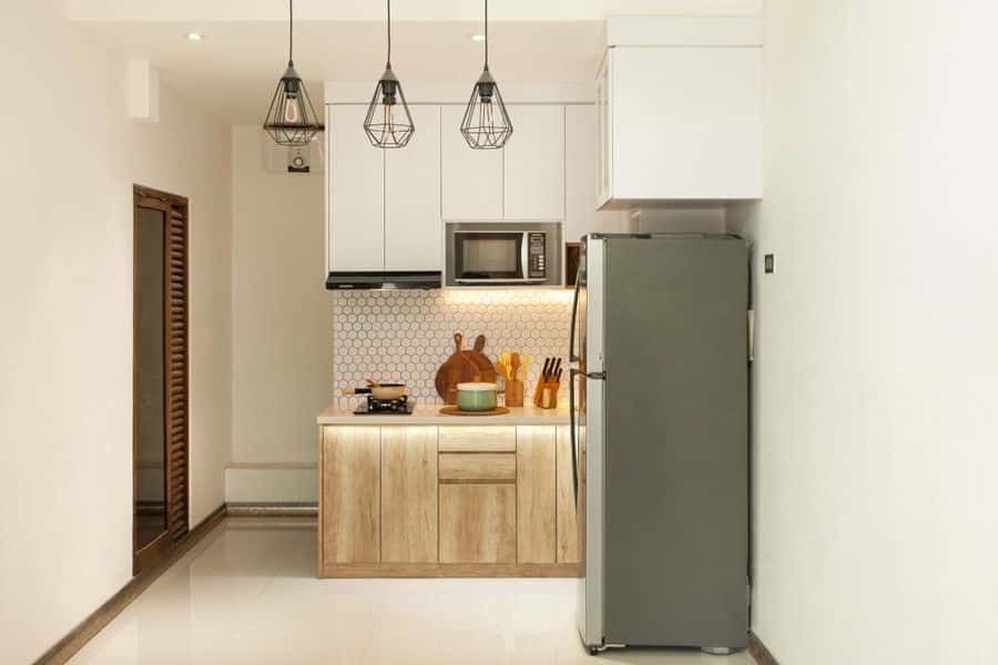 Cocina minimalista con heladera y freezer compactos