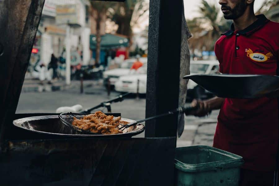 Comida frita callejera en freidora portátil
