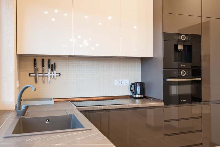 Electrodomésticos modernos en cocina minimalista