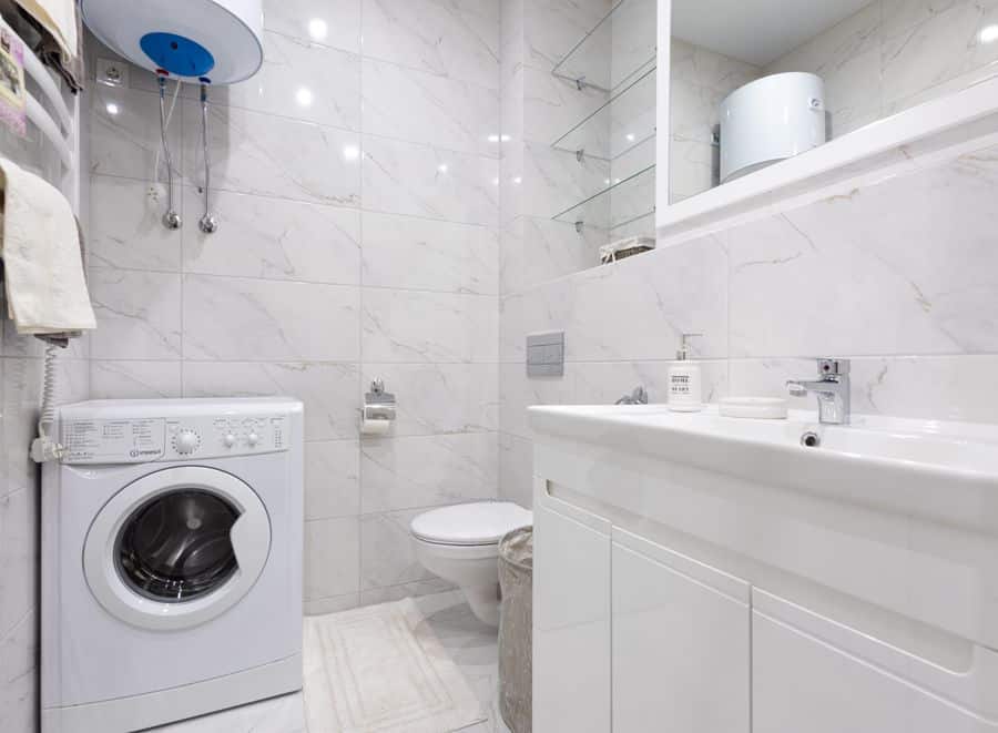 Lavadora y accesorios para baño moderno