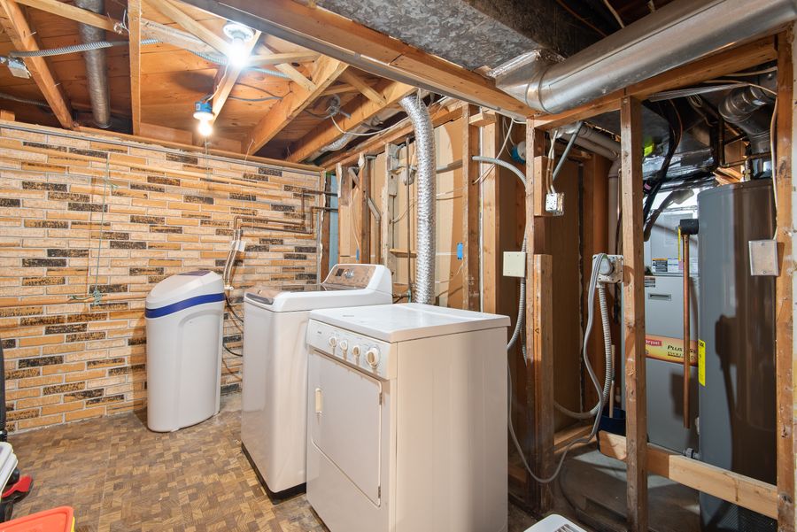Lavandería moderna con termotanque eléctrico y a gas