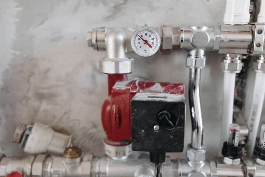 Manómetro y tuberías en sistema de termotanques industriales