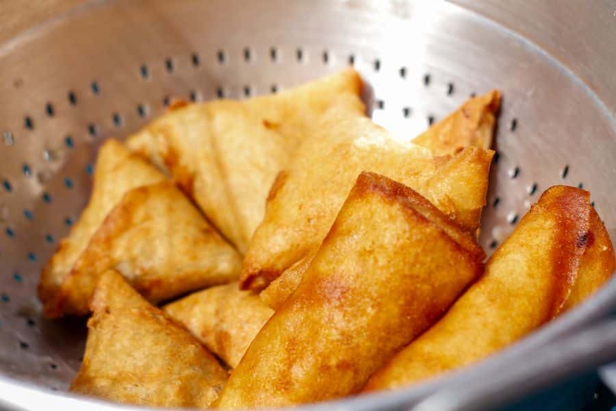 Samosas fritas como aperitivo indio