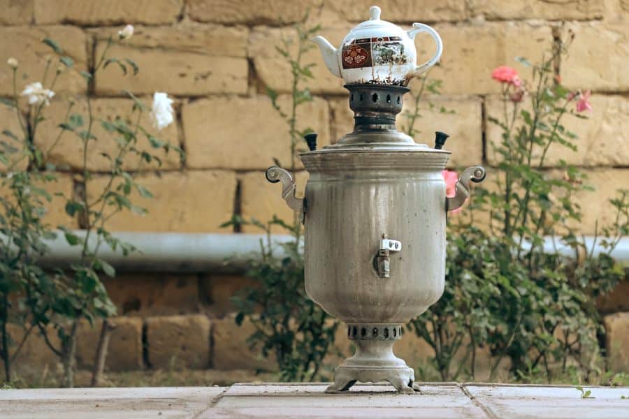 Samovar tradicional en jardín Azerbaiyán
