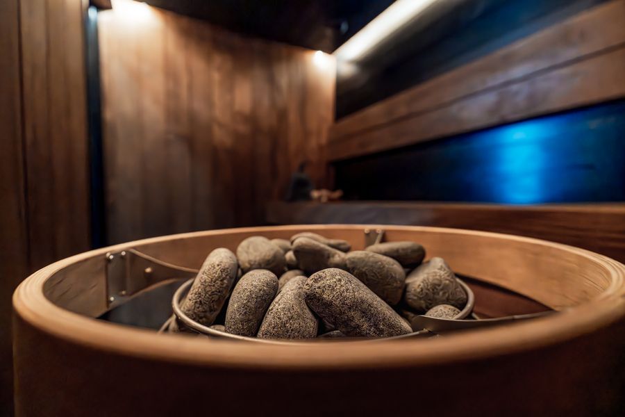Sauna interior con calefactor de piedra