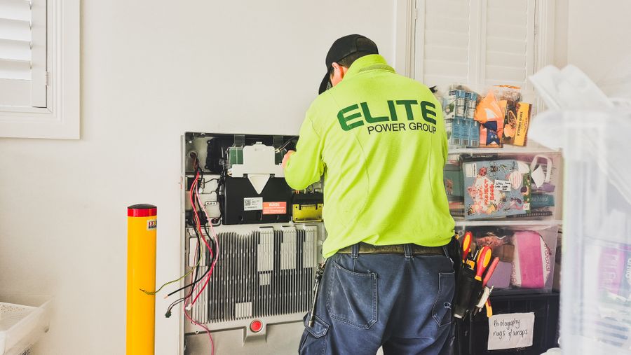 Técnico Elite Power Group instalación batería doméstica