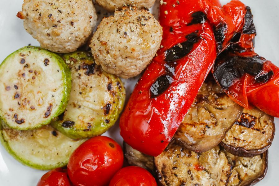 Verduras a la parrilla con albóndigas